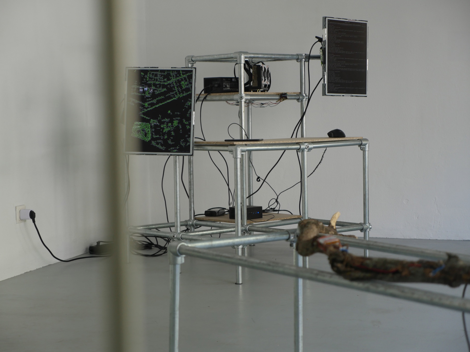 Ausstellungsansicht mit Installation